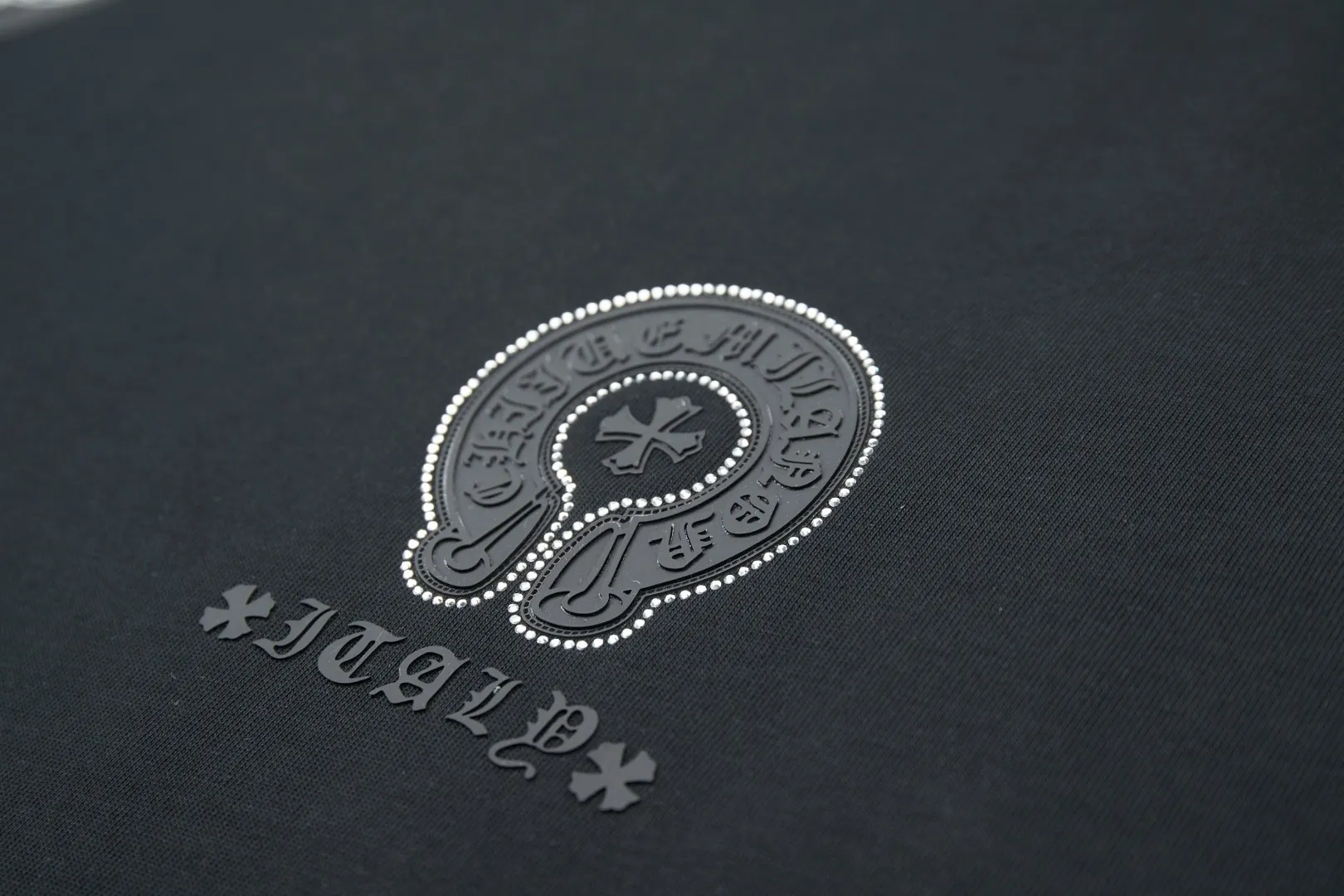 🅿️230 ✨CH✨🆕25SS spring and summer new style Crow Heart ✝ Rack logo leather label hot-drilled short sleeves Light luxury essential item for daily commuting for men and women Correct version Welcome to compare Detailed features · 260 grams of 100% pure cotton double yarn jersey fabric · Custom dyed in the same cylinder, special thickened 32 pieces of double-strand 1X1 thread · Double-needle stitching and cross-stitching technology · Original main mark, washed tag, brand moisture-proof paper packaging Color: white/black/purple/grey Size: S/M/L/XL